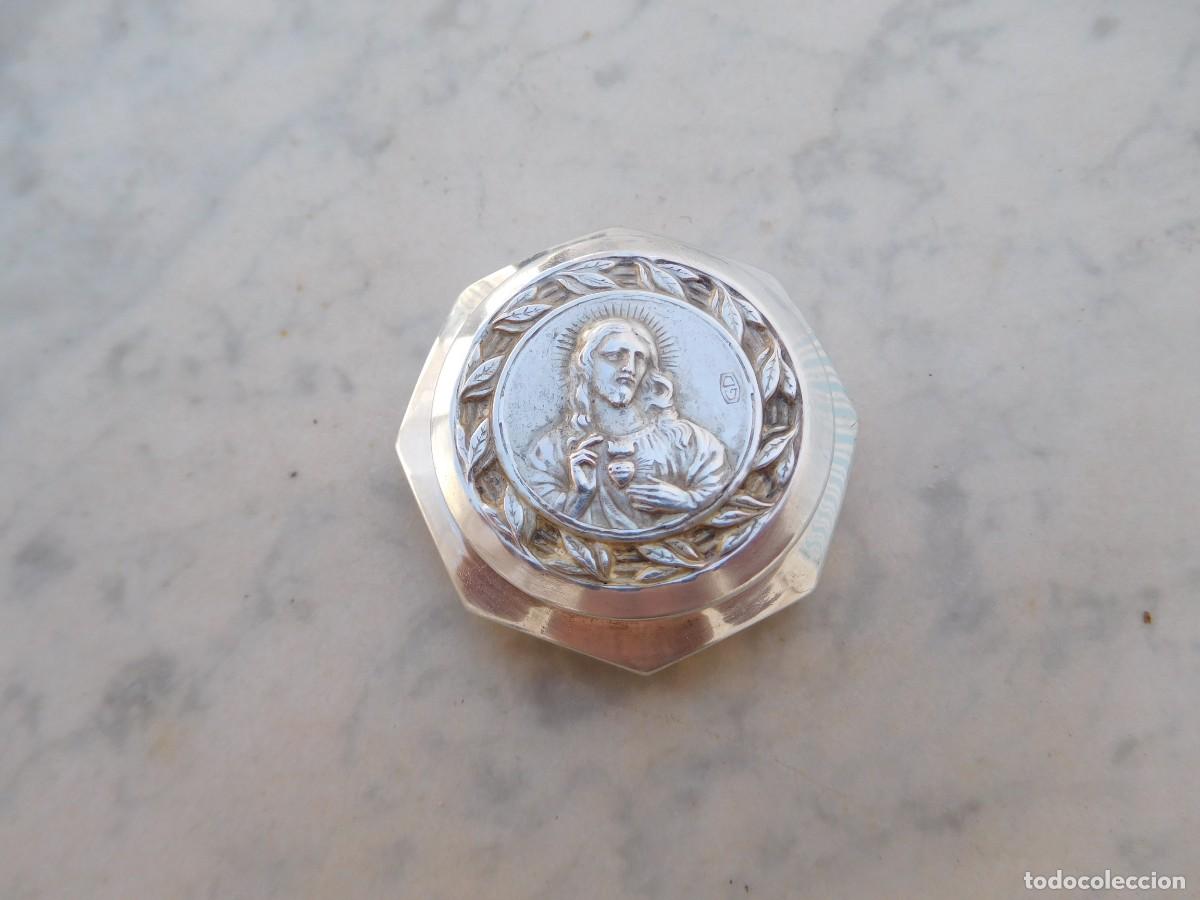 Antig&uuml;edades: Caja o pastillero de plata imagen de Cristo sagrado coraz&oacute;n