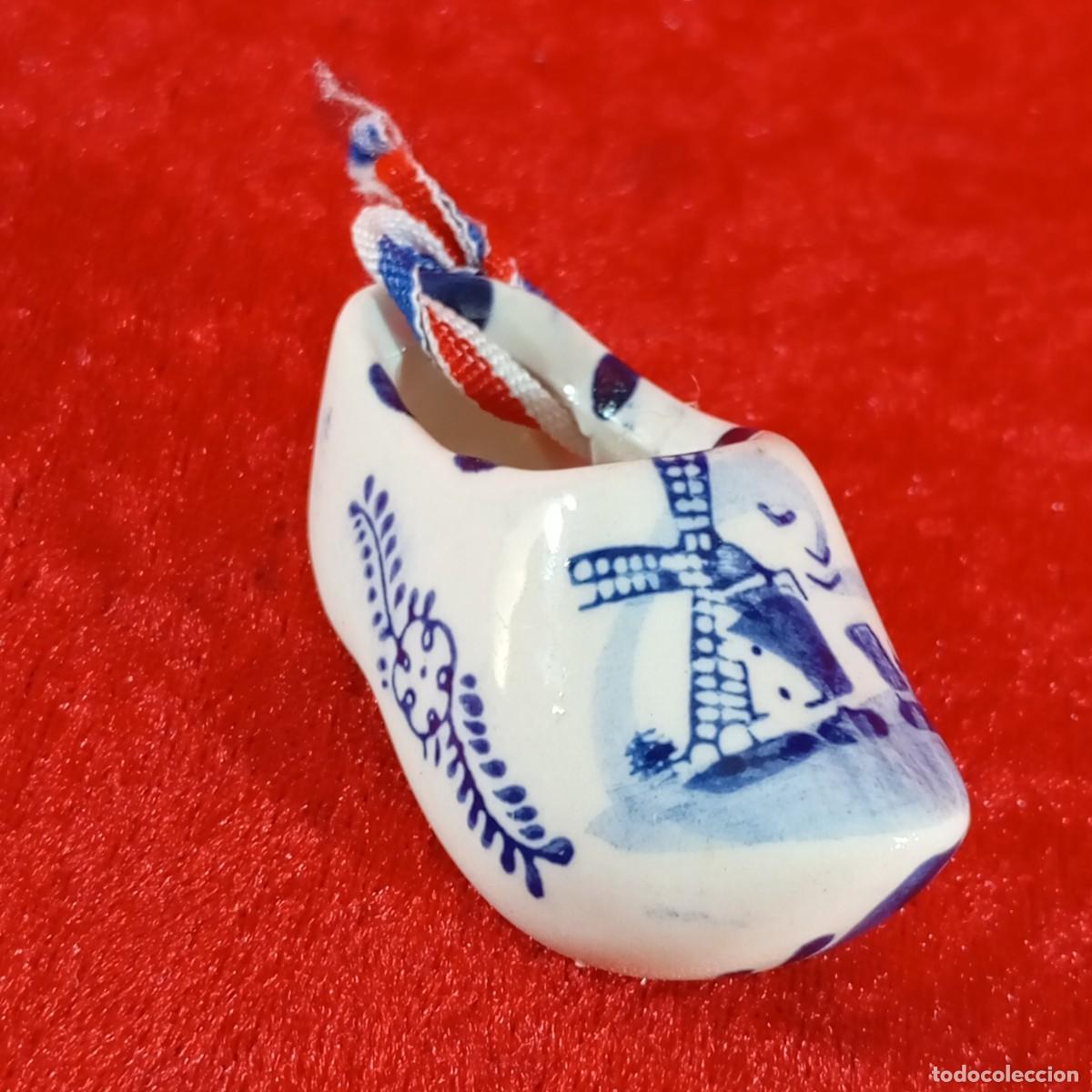 Antig&uuml;edades: ZUECO DE PASTORCILLA EN PORCELANA HOLANDESA - DELFT HOLLAND - HOLANDA - 6 CM / 3082