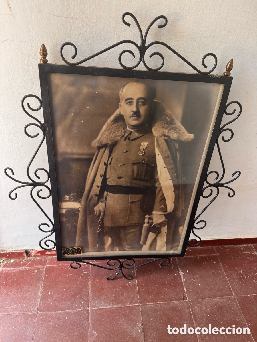 Antig&uuml;edades: Marco forjado 100x80 y p&oacute;ster Franco 70x50cm