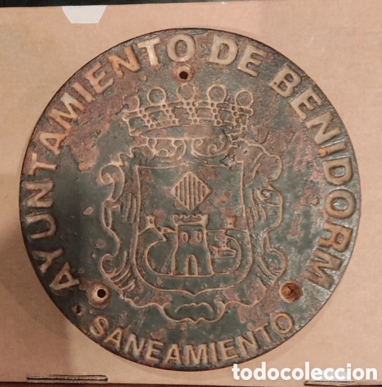 Antig&uuml;edades: Benidorm chapa placa ayuntamiento escudo antigua