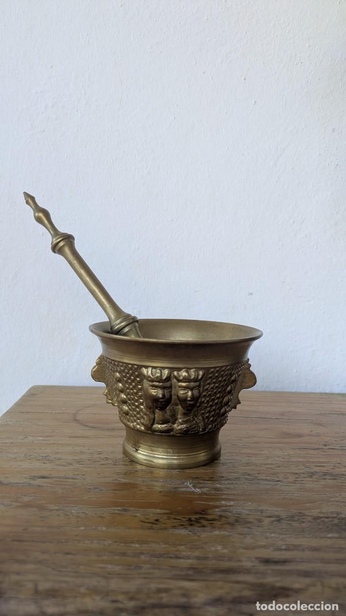 Antig&uuml;edades: Antiguo Almirez de Bronce Macizo con Relieves de Carabela y Reyes &ndash; Con Maza