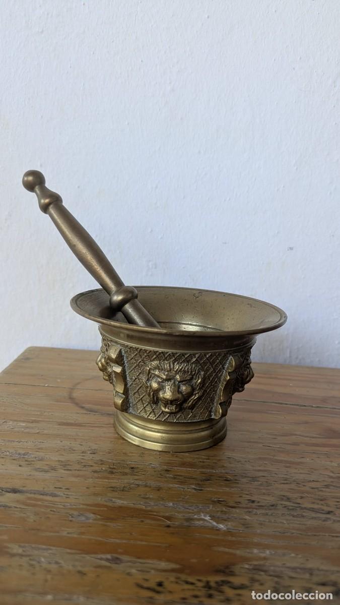 Antig&uuml;edades: Antiguo Almirez de Bronce Macizo con Relieves de Cabezas de Le&oacute;n (Con Maza)