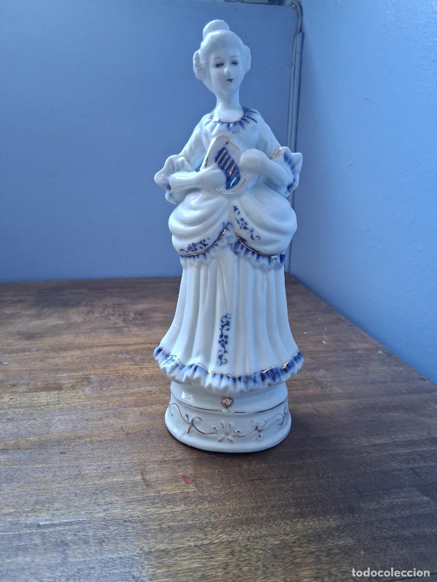 Antig&uuml;edades: Figura porcelana estilo victoriano blanco y azul que representa a una dama con una arpa musica