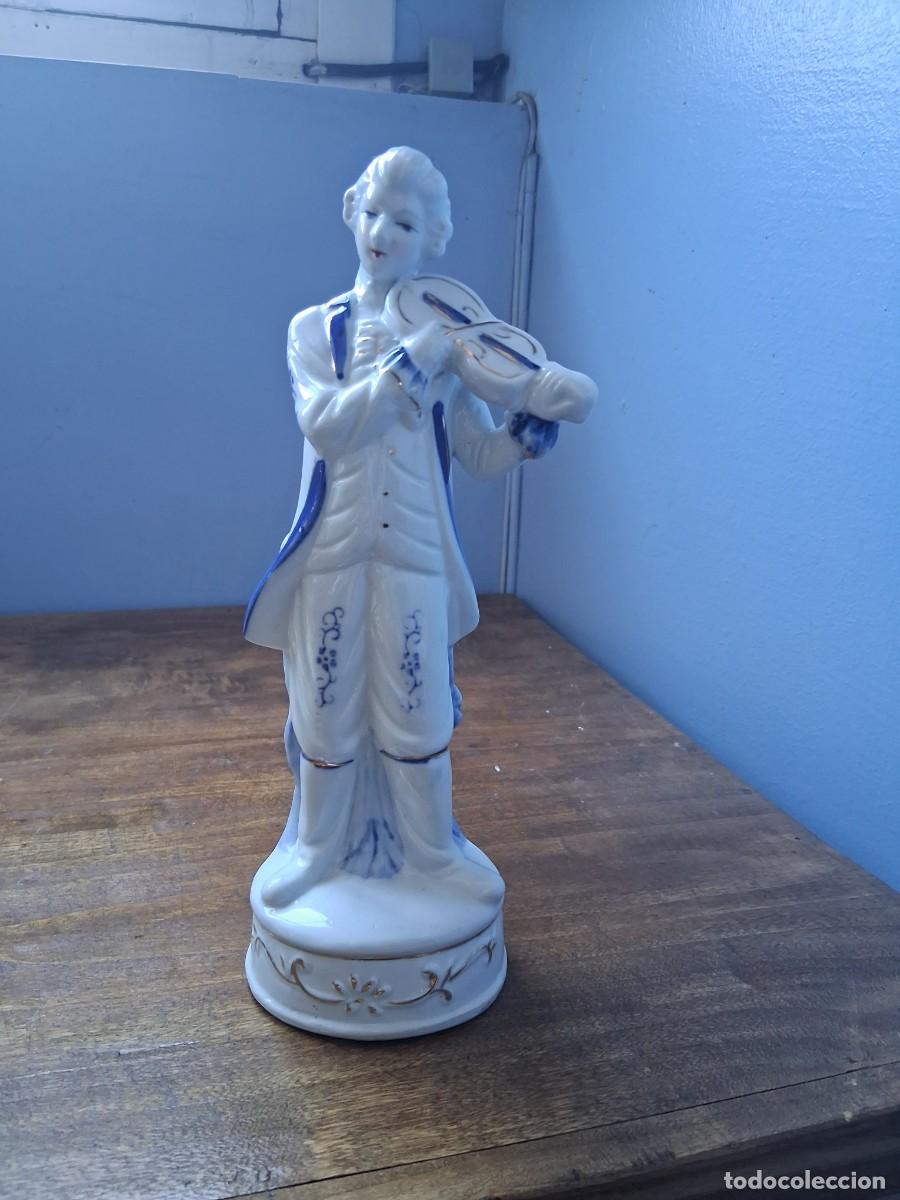 Antig&uuml;edades: Figura porcelana estilo victoriano blanco y azul que representa a una hombre con viol&iacute;n musica