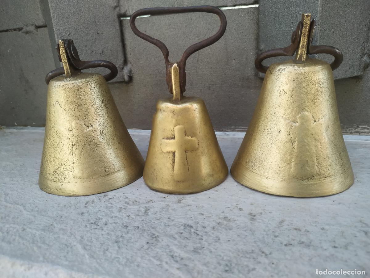 Antig&uuml;edades: 3 Campanillas bronce dorado con Cruz protectora de ganado