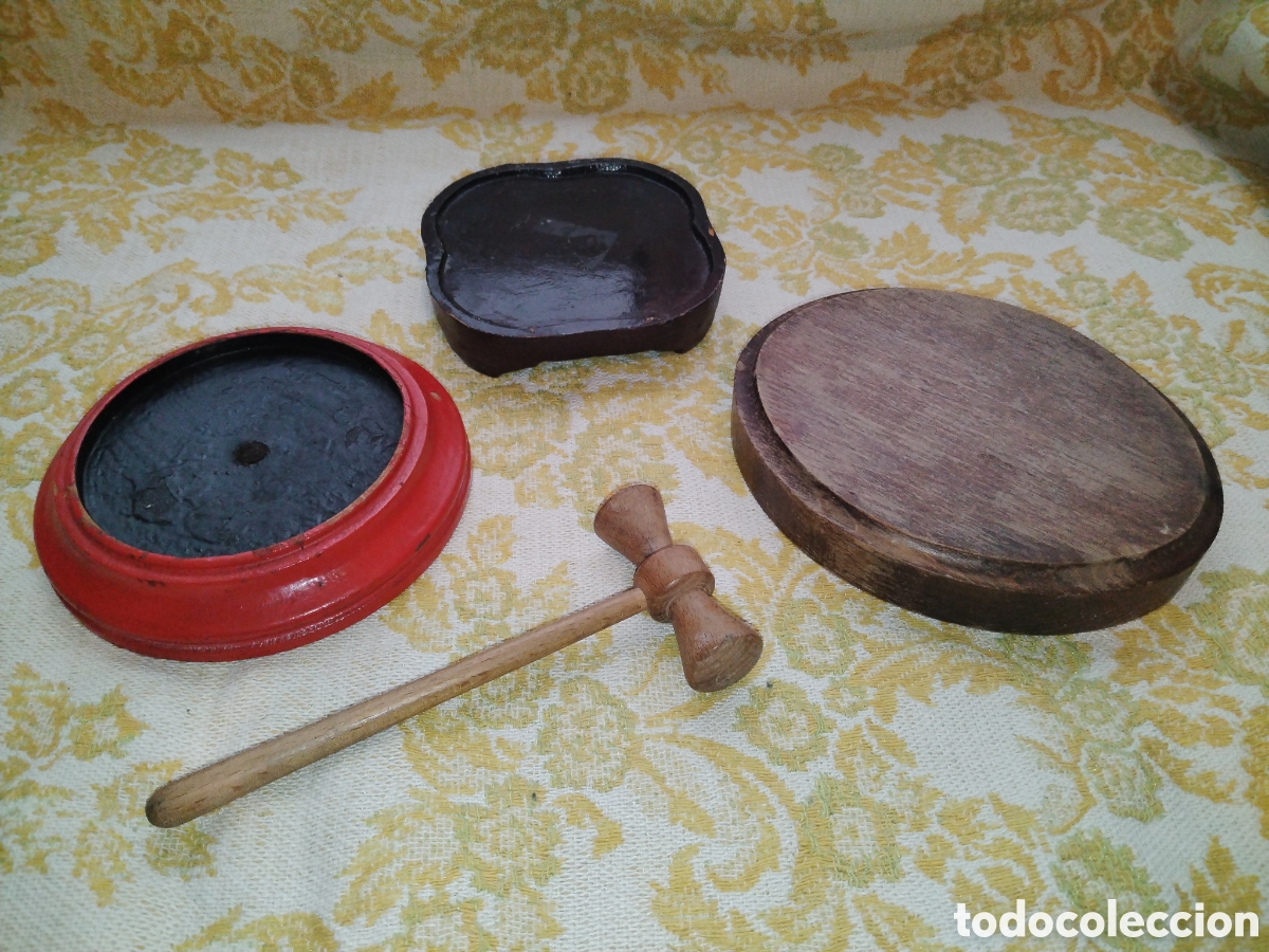 Antig&uuml;edades: Soportes bases de madera. Peque&ntilde;o martillo de madera
