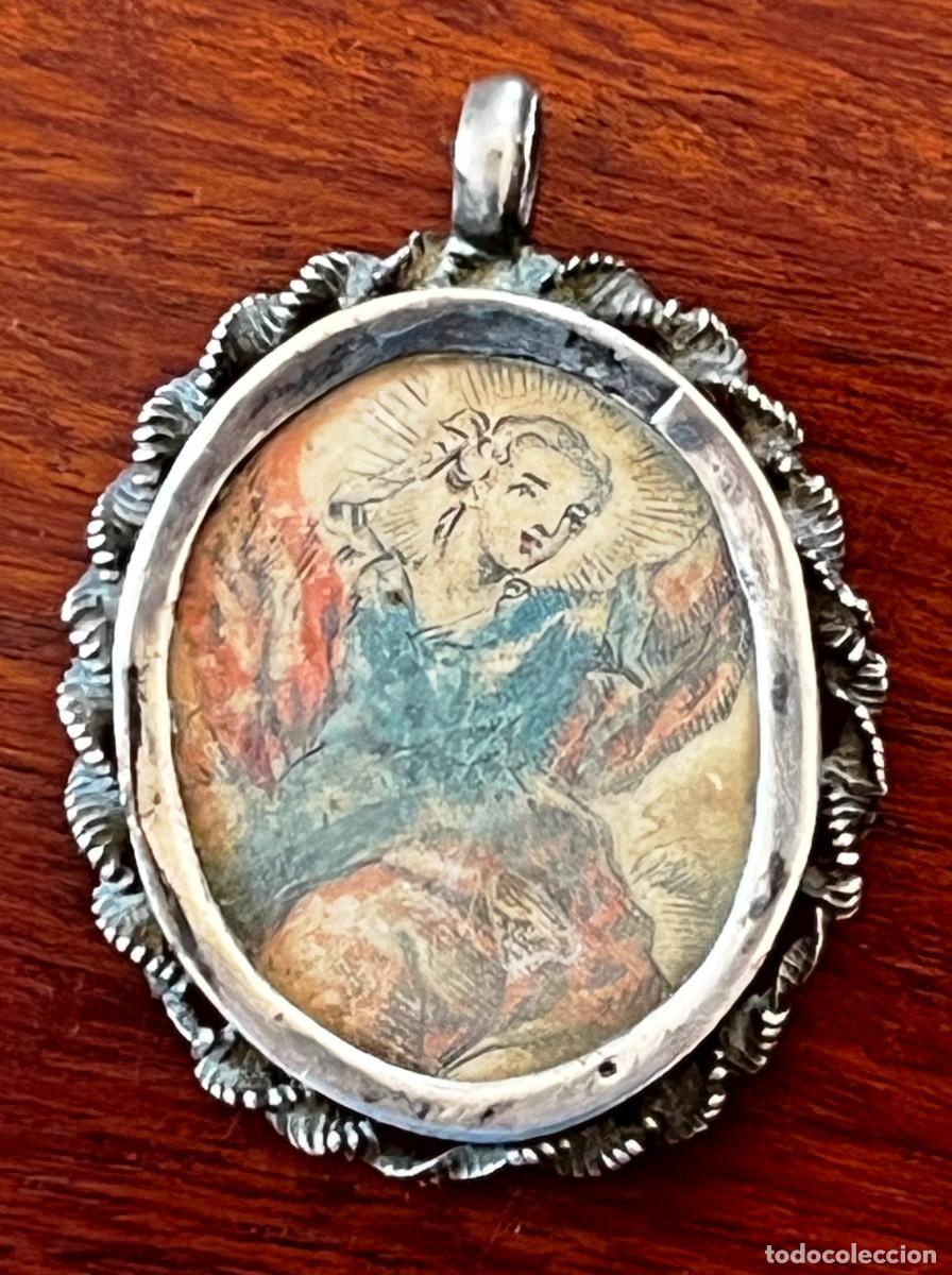 Antig&uuml;edades: Medalla relicario / escapulario antiguo de plata con im&aacute;genes religiosas Siglo XIX.