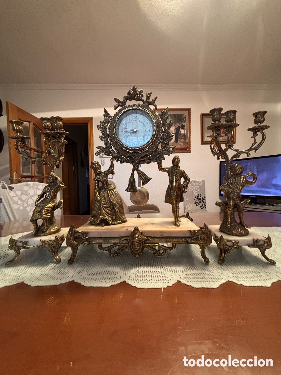Antig&uuml;edades: Importante juego de reloj antiguo de sobremesa y pareja de candelabros. M&aacute;rmol y bronce. 3 piezas.