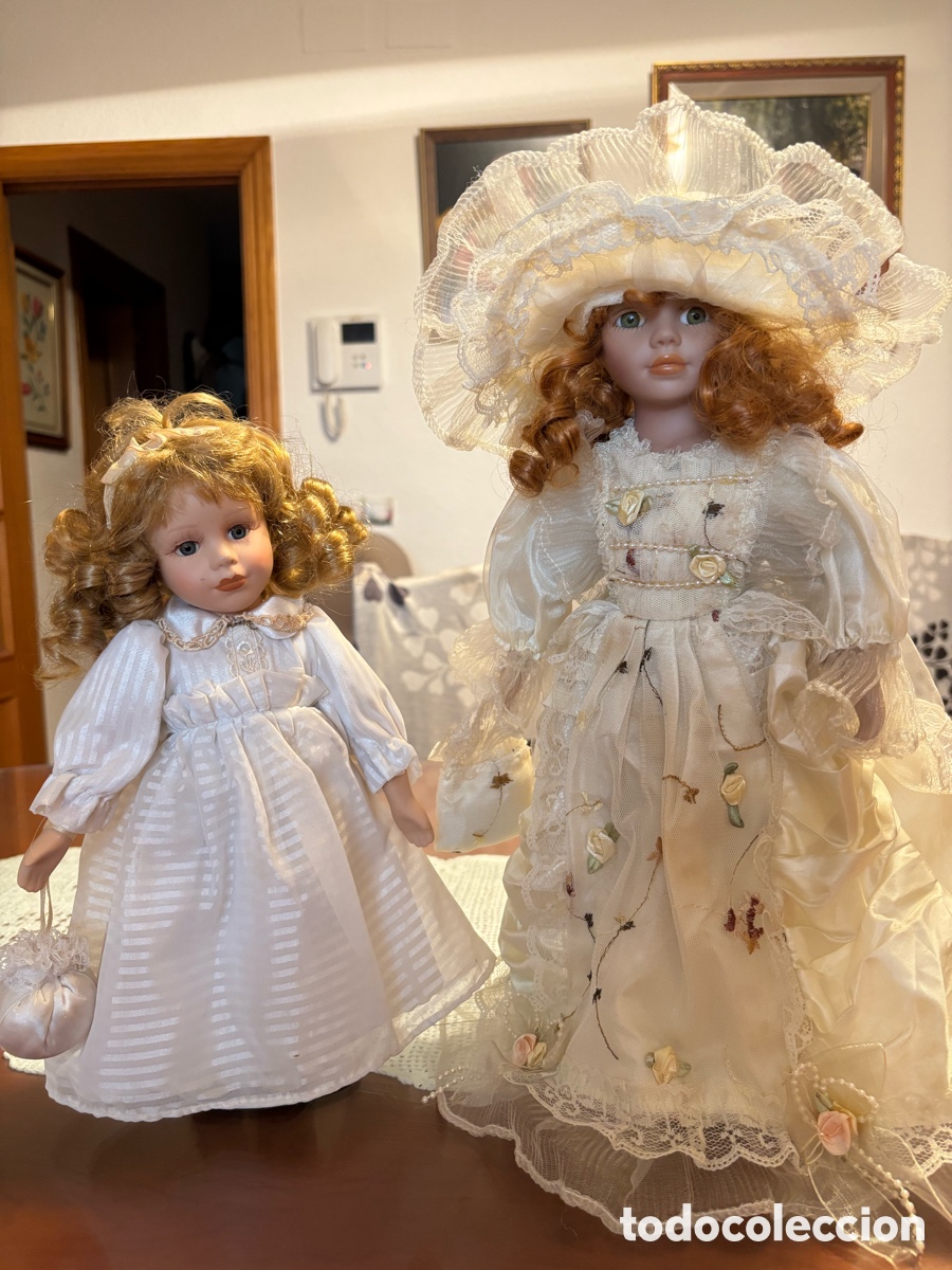Antig&uuml;edades: Pareja de mu&ntilde;ecas de porcelana de colecci&oacute;n con vestidos de &eacute;poca y soporte &ndash; Excelente estado