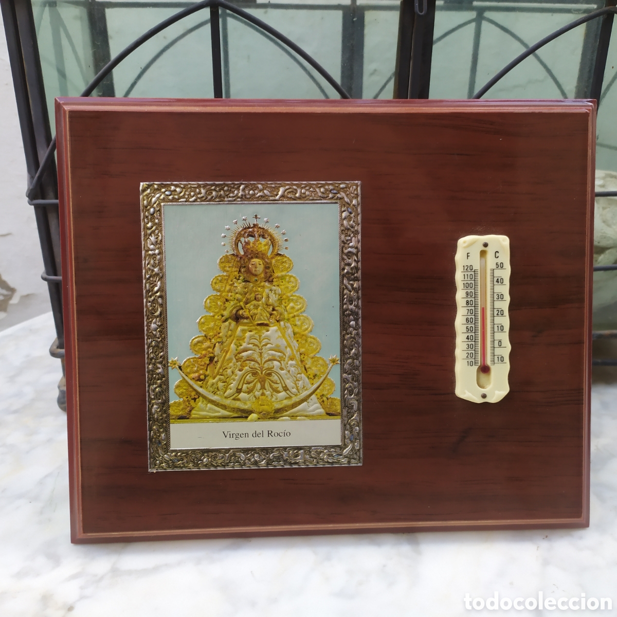 Antig&uuml;edades: Decoraci&oacute;n vintage de sobremesa de la Virgen del Roc&iacute;o junto con el term&oacute;metro t&iacute;pico de la &eacute;poca, m