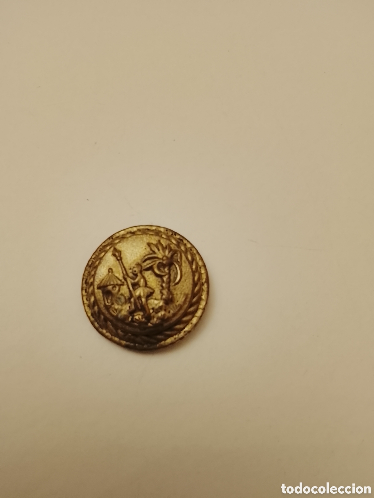 Antig&uuml;edades: Antiguo bot&oacute;n de lus a&ntilde;os 40 .Es de metal con figura en relieve ,y mide sobre 4 cent&iacute;metros di&aacute;metro