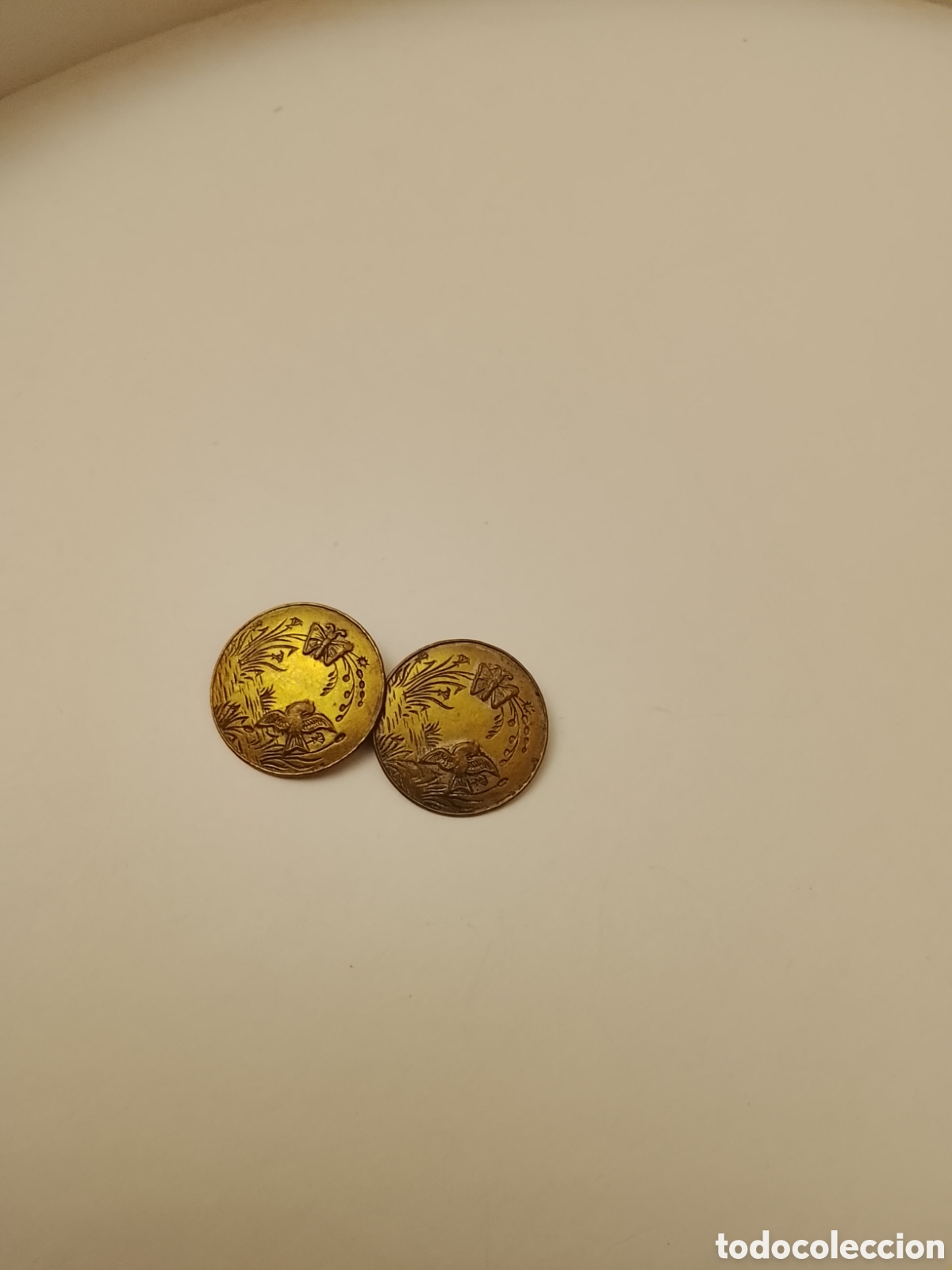 Antig&uuml;edades: Lote de 2 antiguos botones de los a&ntilde;os 50 .Son de metal con figura en relieve .Miden 2y1/2 cent .