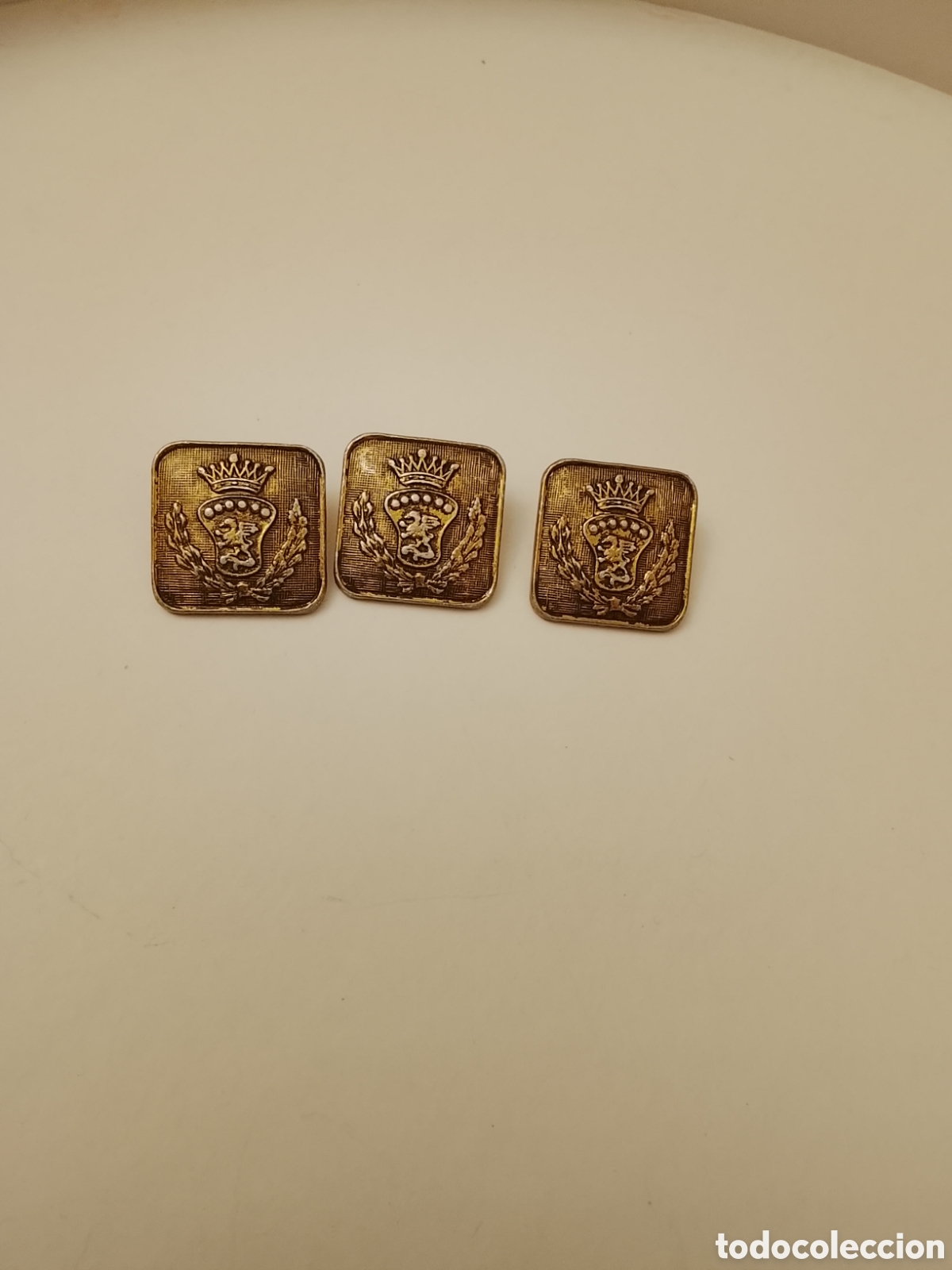 Antig&uuml;edades: Lote de 3 antiguos botones en metal y con relieve .