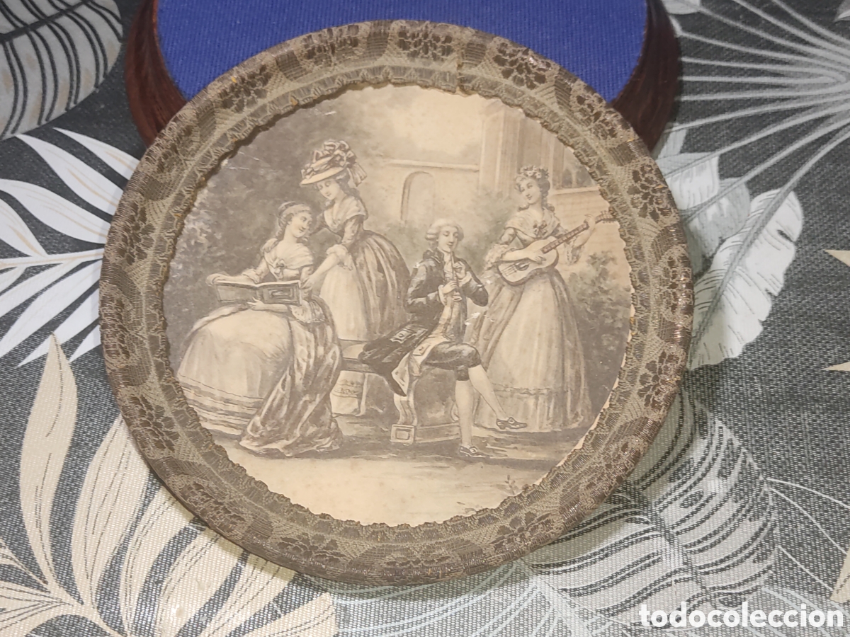 Antig&uuml;edades: Bandeja Victoriana francesa con imagen de &eacute;poca de madera forrada con terminaci&oacute;n en puntilla.