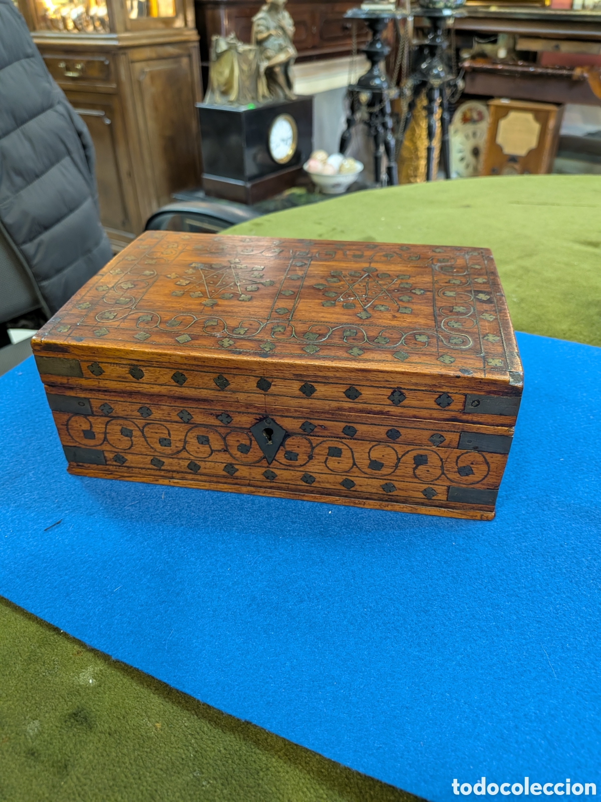 Antig&uuml;edades: Antigua caja en madera con incrustaiones de laton. REF-6782