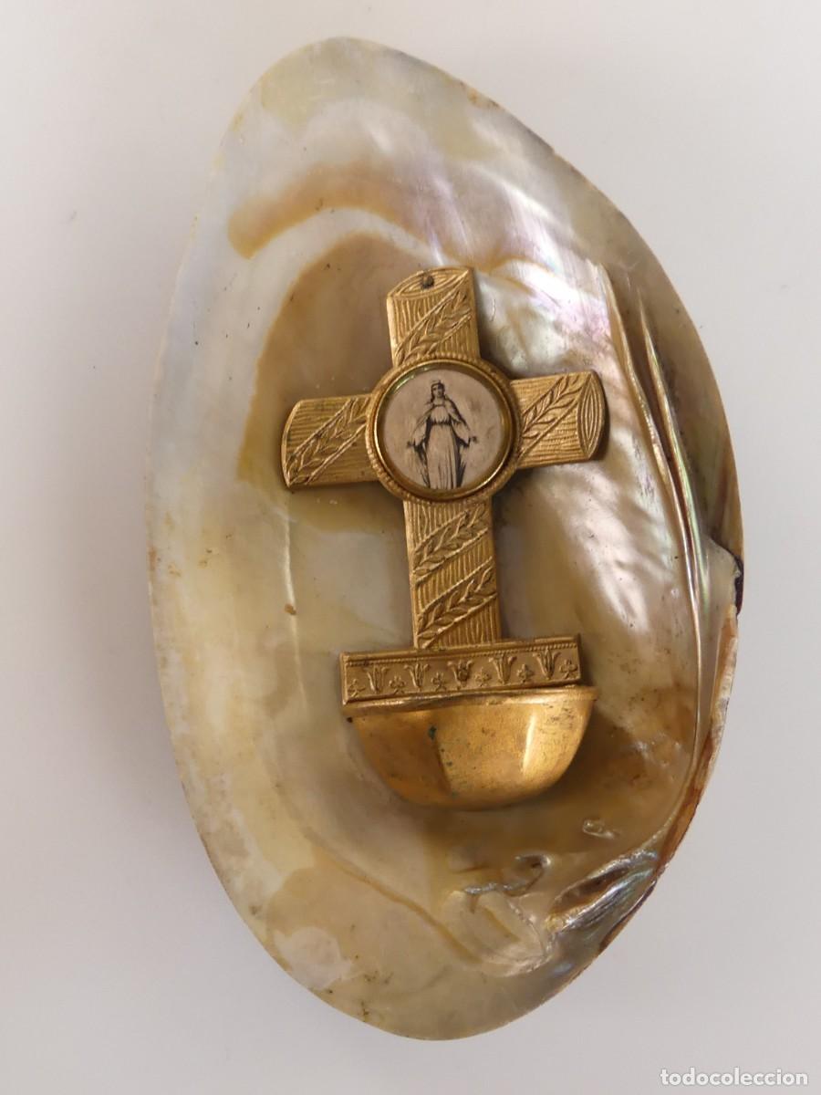 Antig&uuml;edades: PEQUE&Ntilde;A BENDITERA DE METAL MONTADA EN UNA CONCHA BONITO OBJETO RELIGIOSO