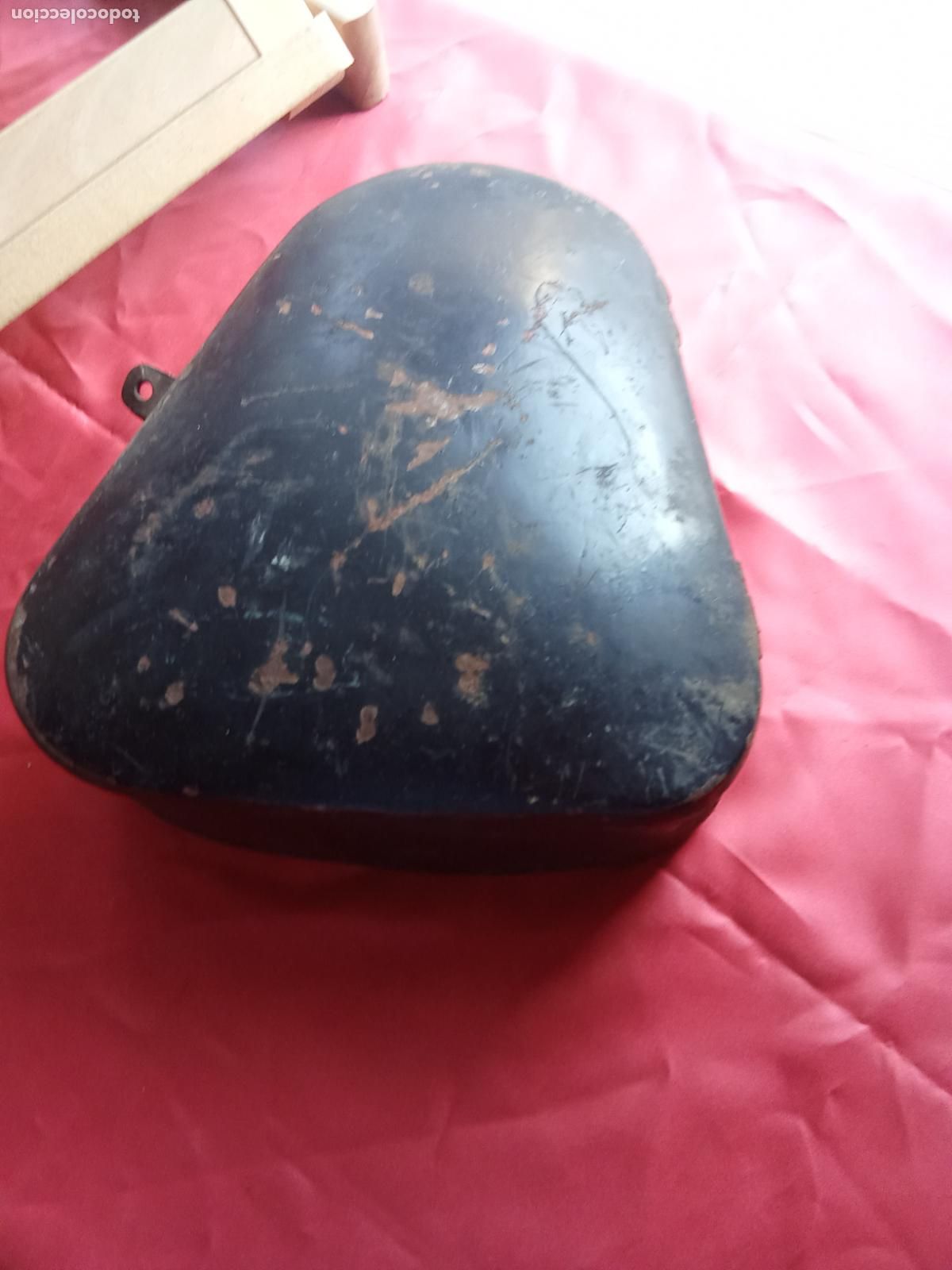 Antig&uuml;edades: Antiguo deposito de moto herramientas Vitrina 4