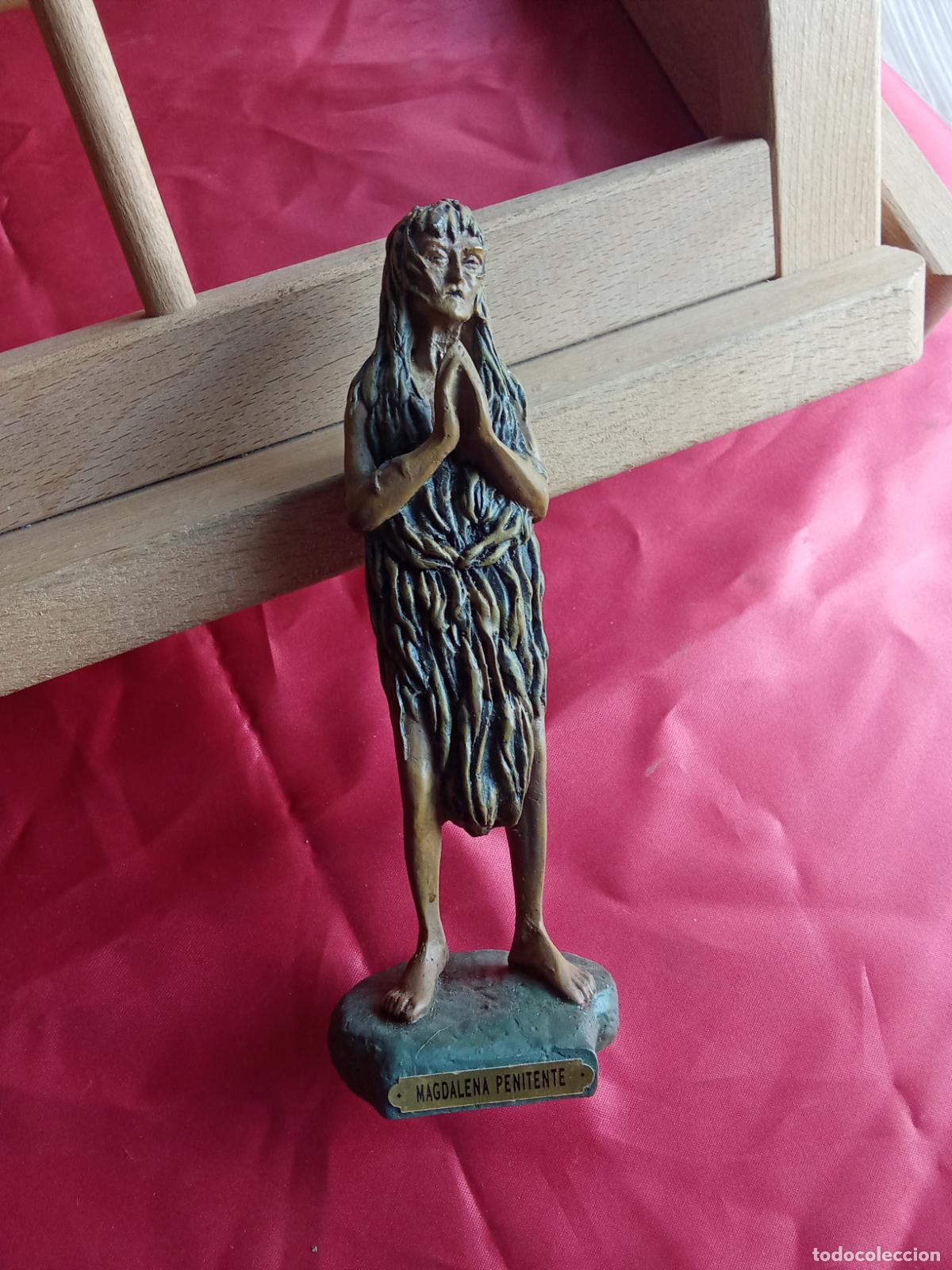 Antig&uuml;edades: Figura resina Magdalena Penitente Vitrina 4