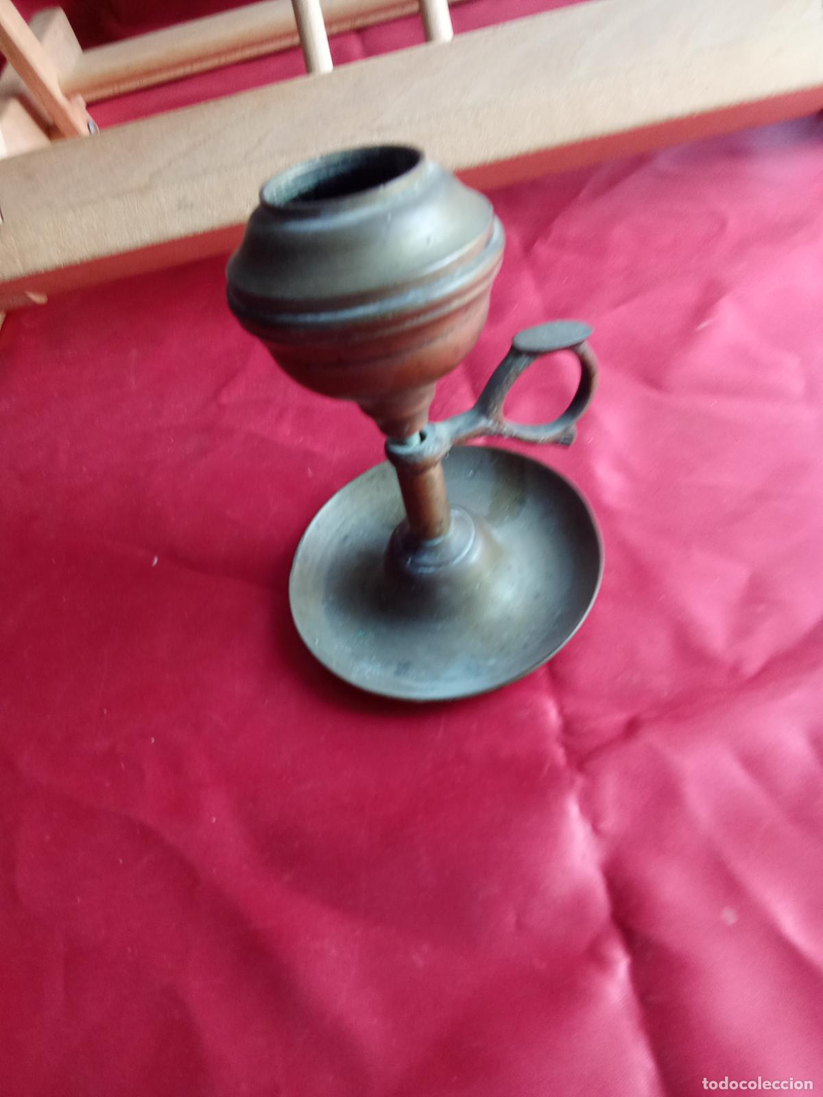 Antig&uuml;edades: Antigua lampara de aceite de bronce en dos partes, incompleta Vitrina 4