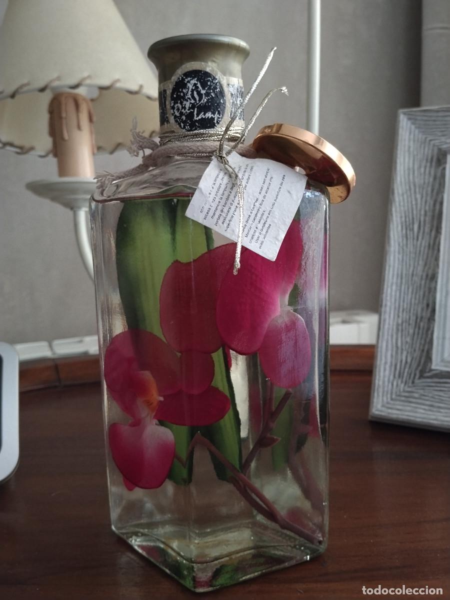 Antig&uuml;edades: L&aacute;mpara de aceite decorativa con flores naturales preservadas &ndash; estilo japon&eacute;s