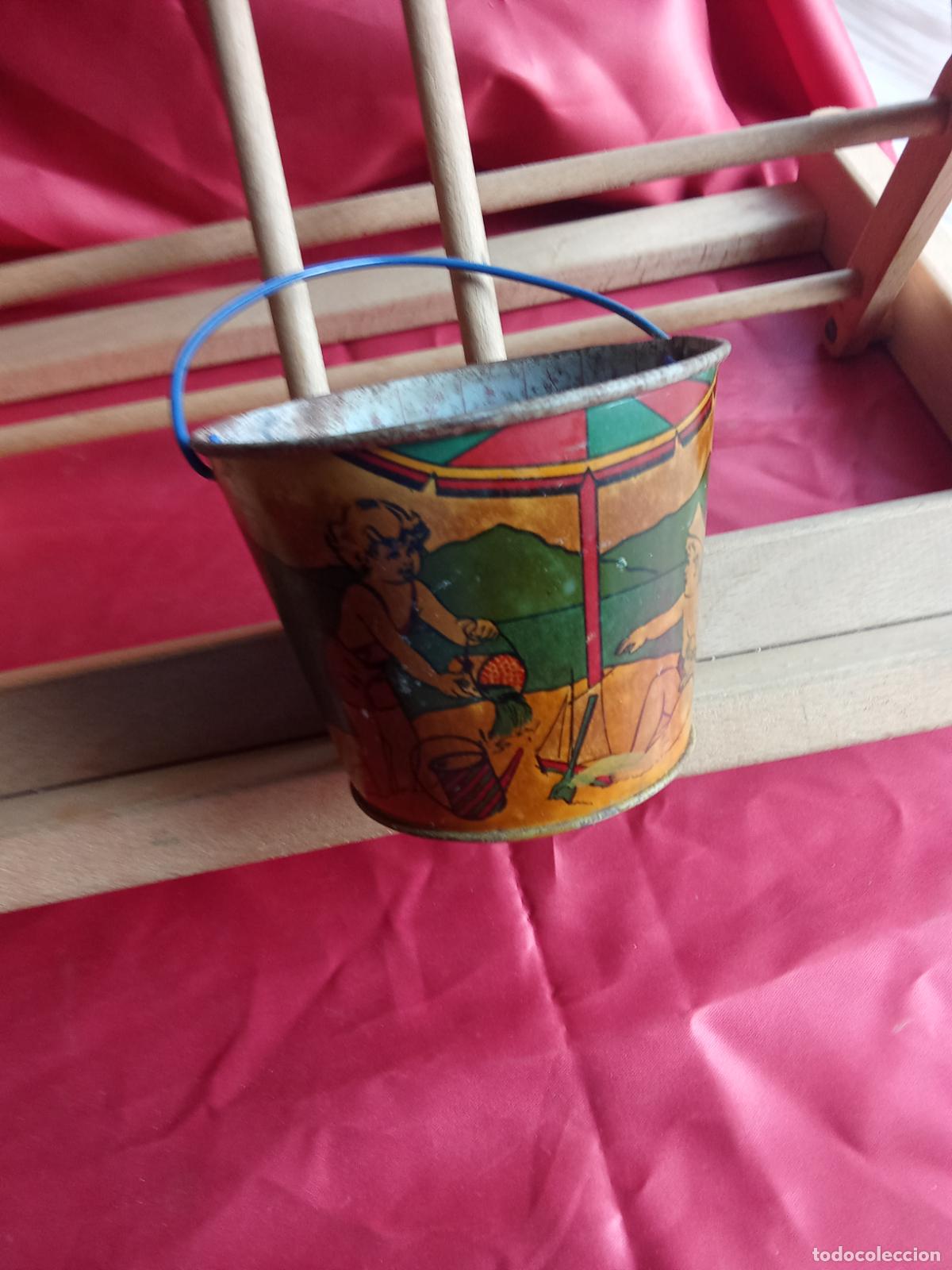 Antig&uuml;edades: Antiguo cubo de jueguete de ojalata espa&ntilde;ol. Vitrina 4