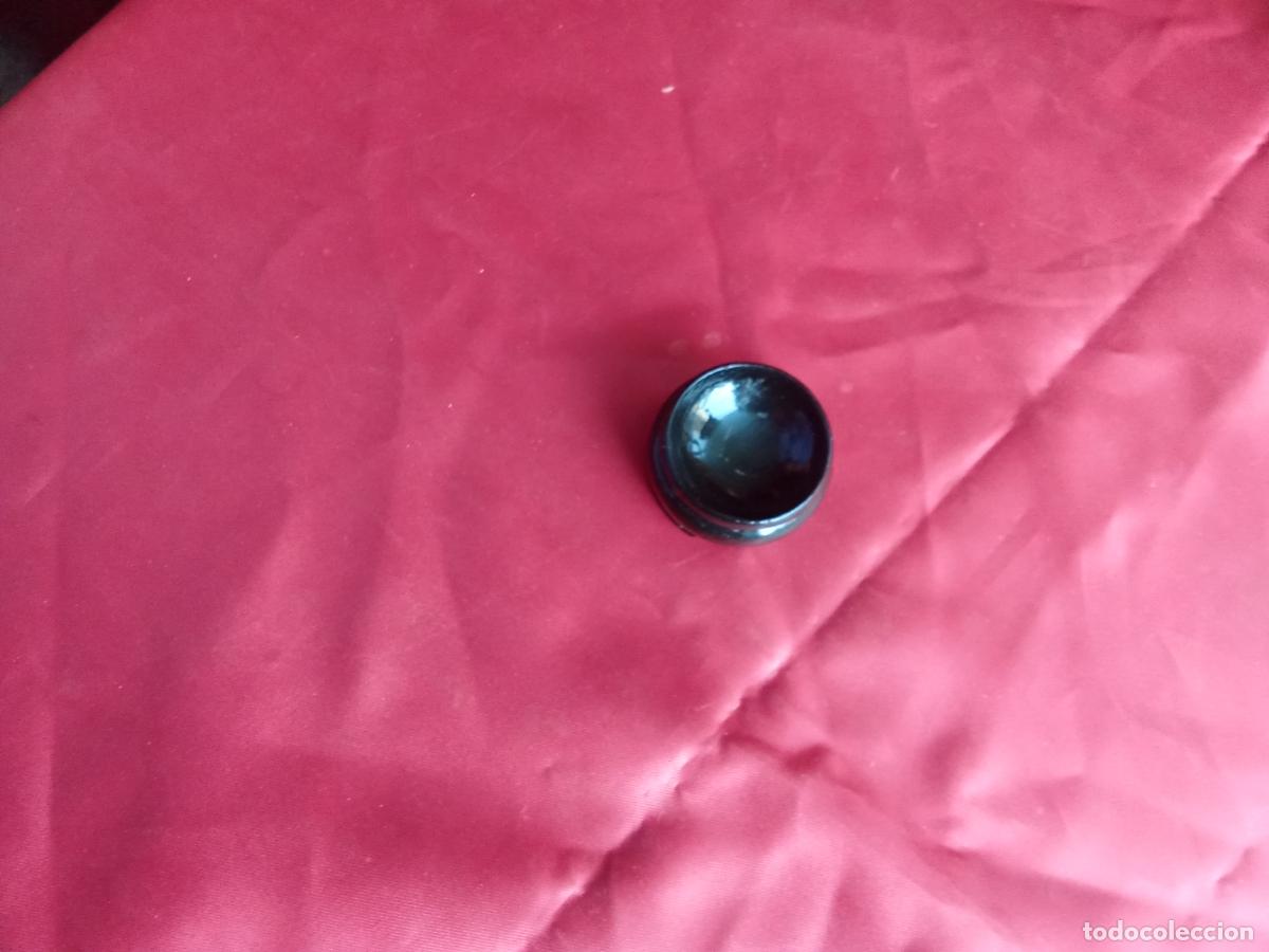 Antig&uuml;edades: Peque&ntilde;a peana con bola de madera. Rinconera