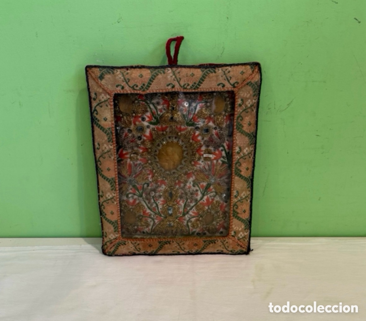 Antiques: Antiguo relicario devocional enmarcado siglo XVIII con reliquias de santos - bordado y filigrana.