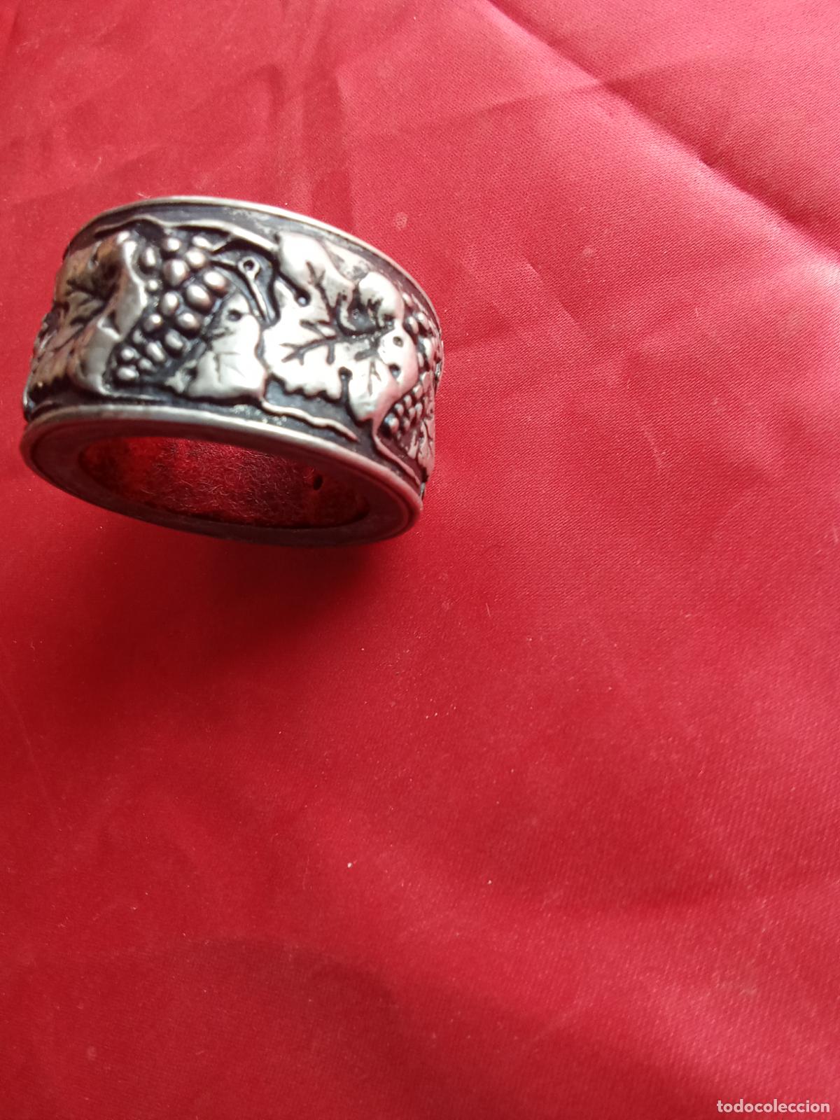Antig&uuml;edades: Anillo antiguo para botella de vino. Rinconera