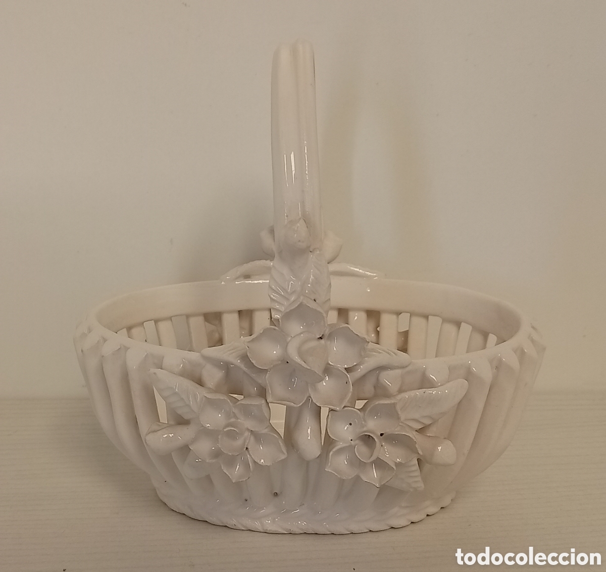 Antig&uuml;edades: CESTA DE CERAMICA BLANCA DISE&Ntilde;O TRENZADO RELIEVE
