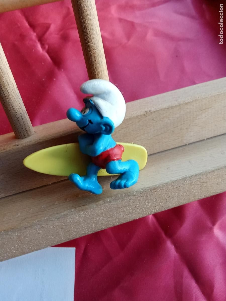 Antig&uuml;edades: Pitufo surfista. Vitrina juguetes