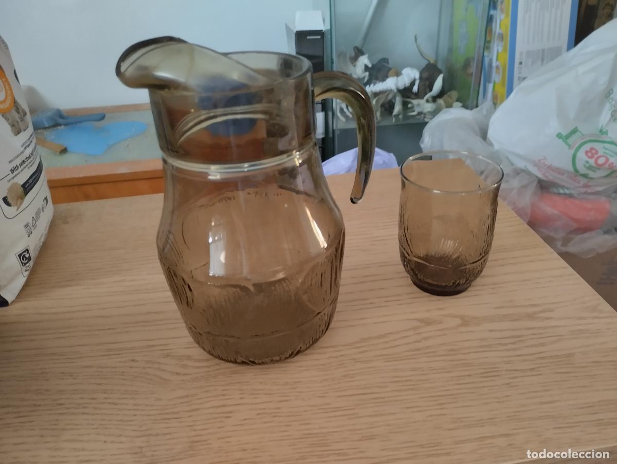 Antig&uuml;edades: jarra marron y vasito de cristal marron con relieve de hojas en la base