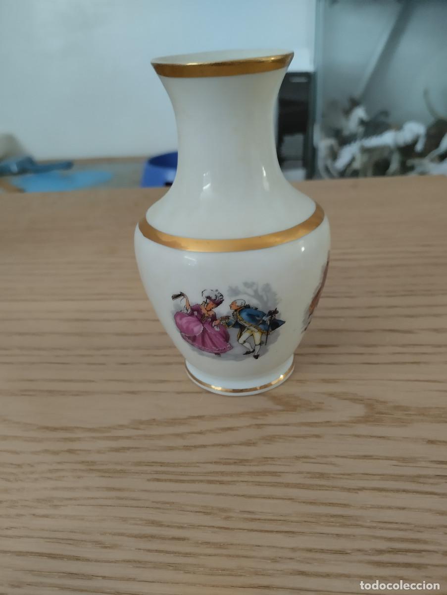 Antig&uuml;edades: jarroncito de porcelana sanbo con escenas de epoca victoriana