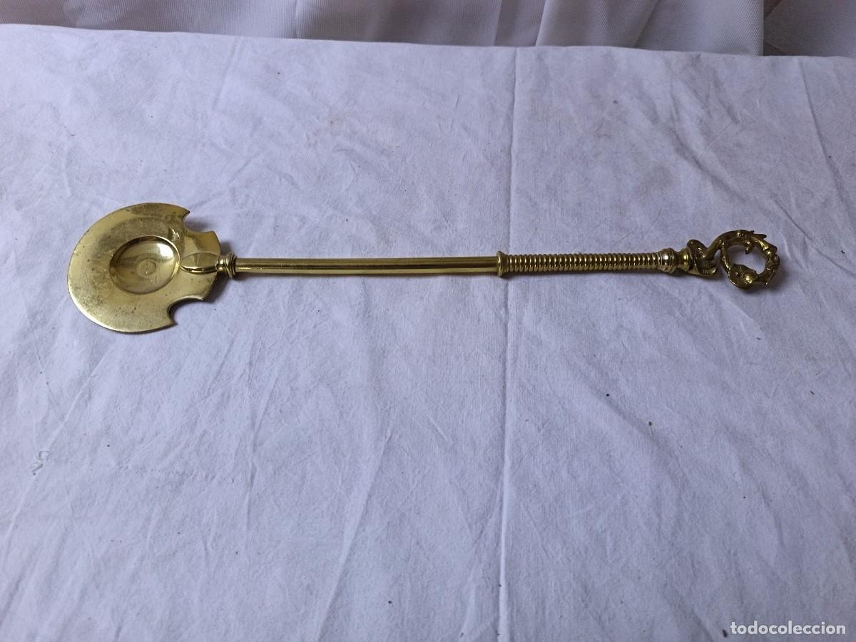 Antig&uuml;edades: Antigua Badila o Paleta de Brasero, de bronce o lat&oacute;n, unos 45 cms. de largo.