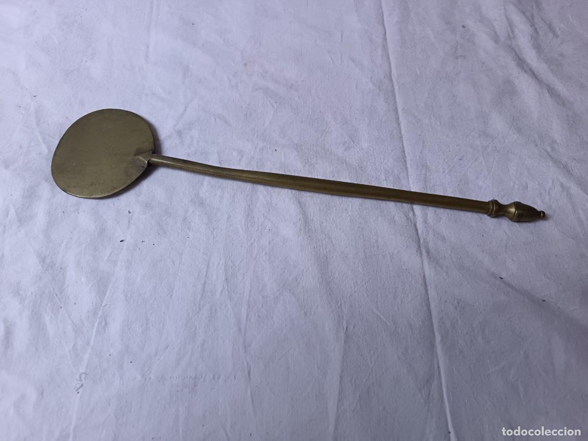 Antiquit&auml;ten: Antigua Badila o Paleta de Brasero, de bronce o lat&oacute;n, unos 40 cms. de largo.