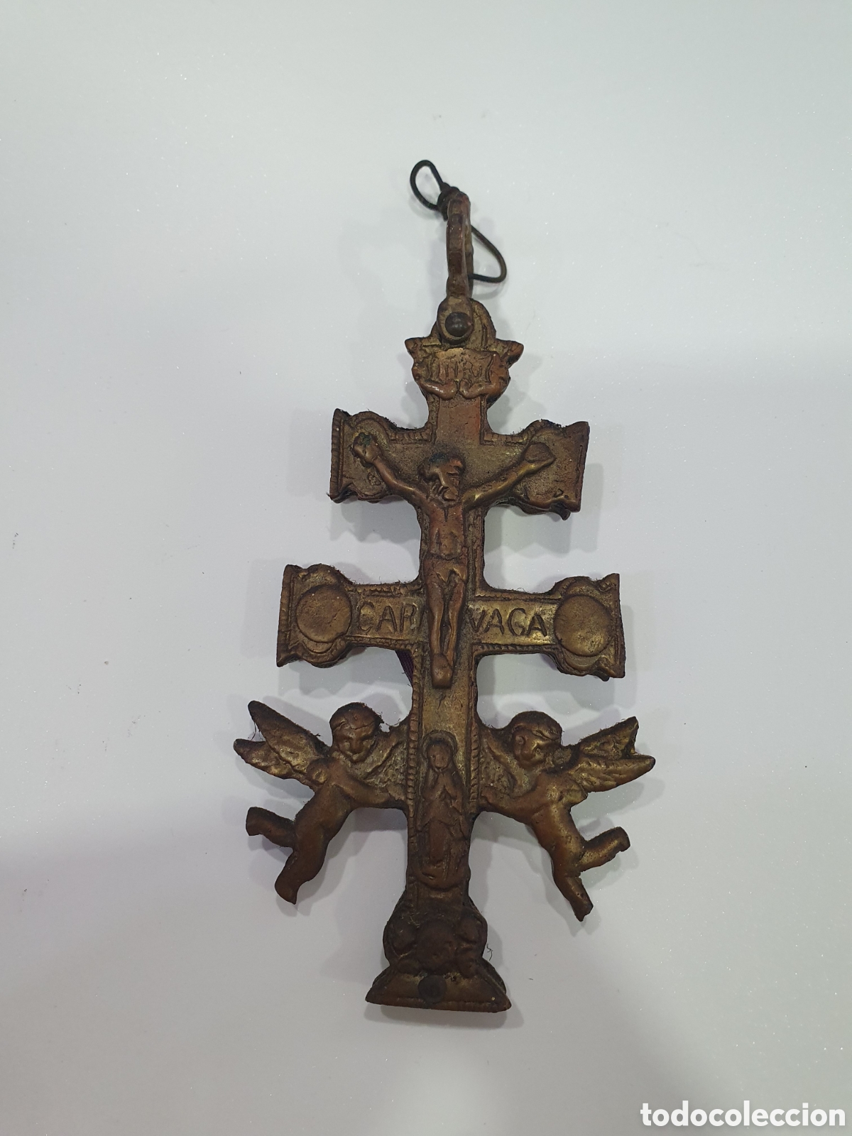 Antiquit&auml;ten: Cruz de Caravaca en metal para colgar. (L127)