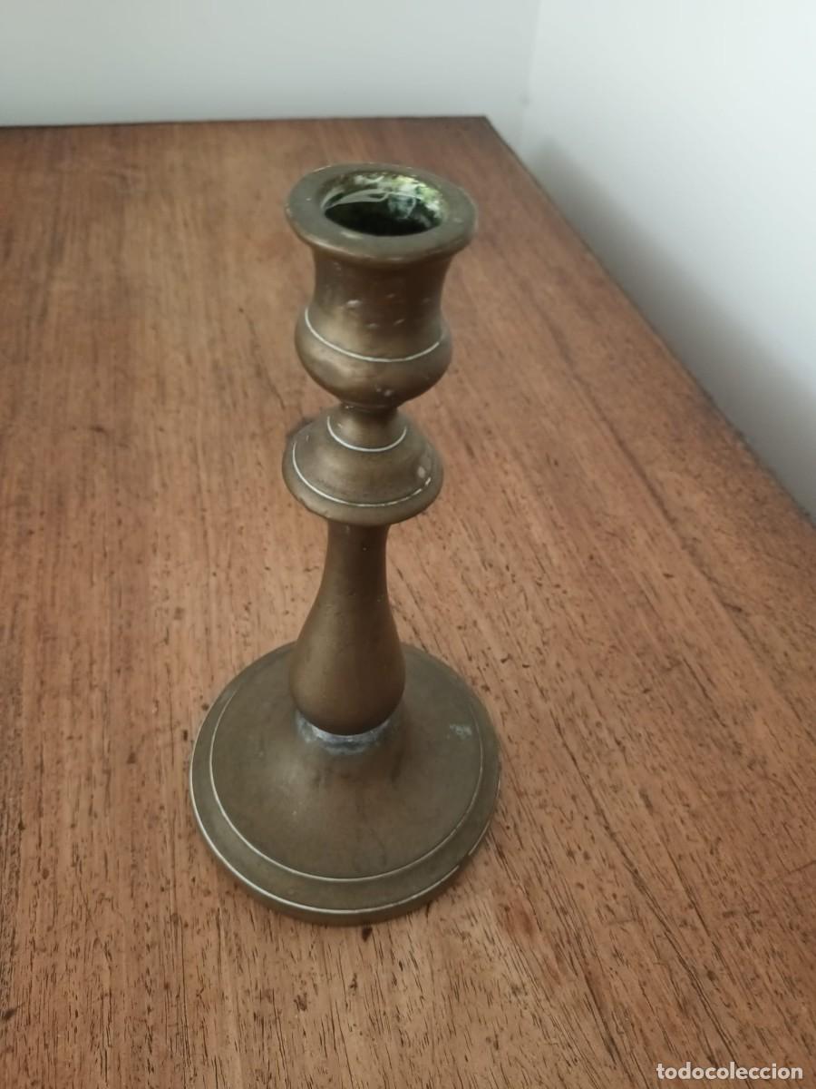 Antig&uuml;edades: Antiguo candelero de lat&oacute;n torneado. Finales s. XIX - principios s. XX