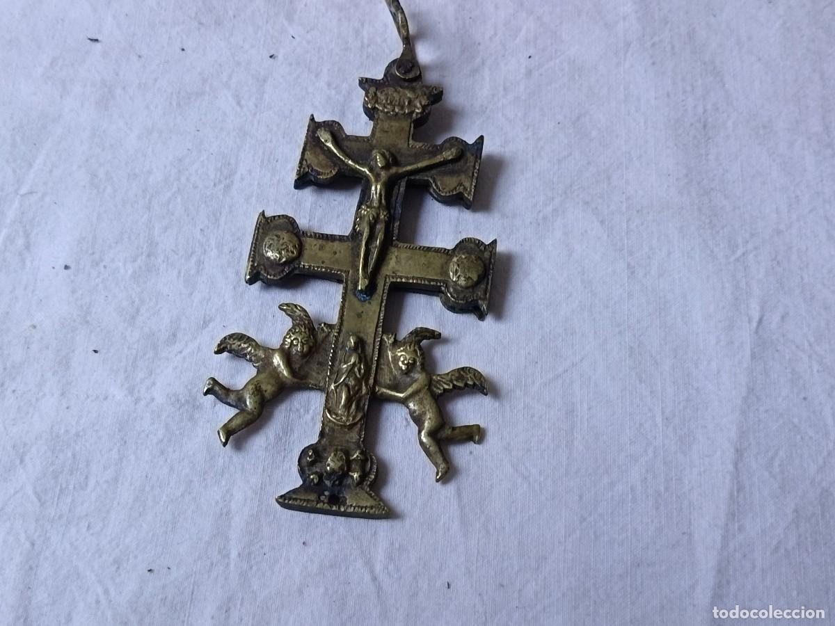 Antiguidades: Antigua Cruz de Caravaca con relicario, de Bronce, a datar, unos 12 x 6 cms.