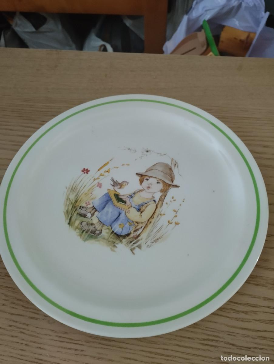 Antig&uuml;edades: plato de ceramica de segovia colores inalterables 1861 de ni&ntilde;o sentado con pajaro