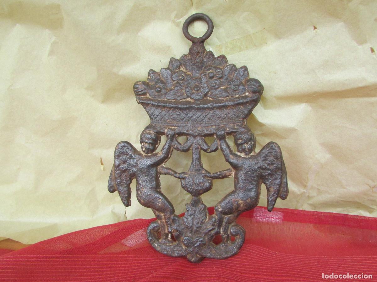 Antig&uuml;edades: ESCUDO MONARQU&Iacute;A PORTUGUESA Centenario. Hierro fundido. Corona con &Aacute;ngeles soporte