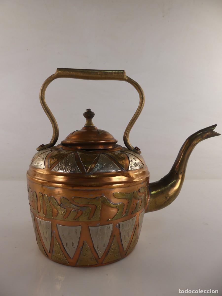 Antig&uuml;edades: TETERA ESTILO ARABE HECHA DE COBRE Y DECORADA CON METAL