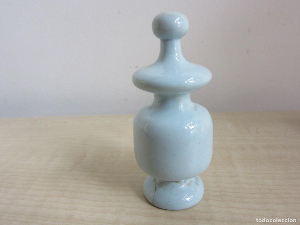 Antig&uuml;edades: Figura de porcelana con marcas numeradas en la base Posible a&ntilde;os 50-60 Altura 8,6 cm