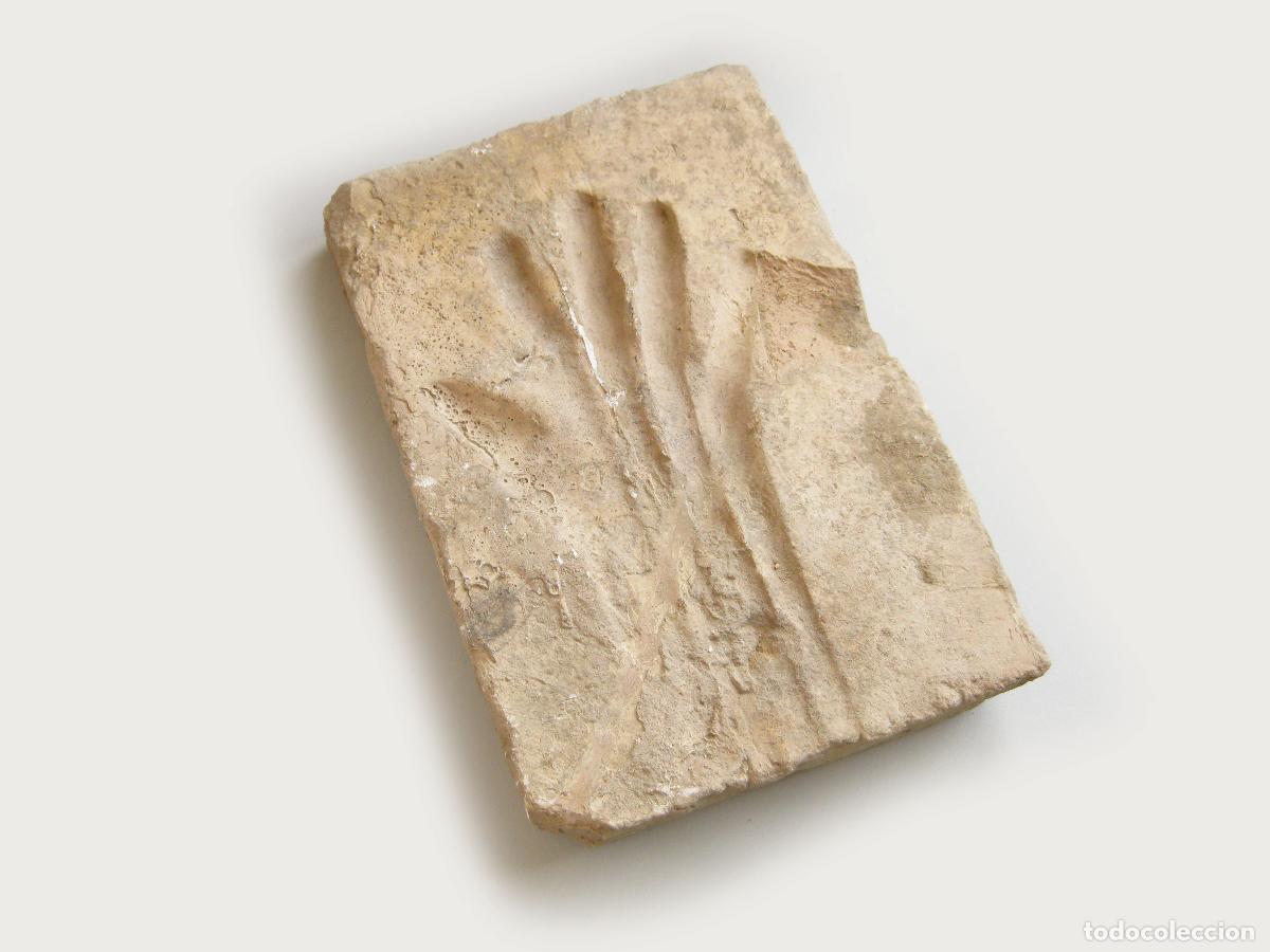Oggetti Antichi: ANTIGUO AZULEJO DE BARRO COCIDO CON LA HUELLA DE UNA MANO