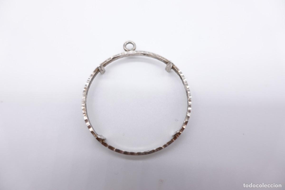 Antiques: MONTURA PARA MONEDA O MEDALLA EN PLATA LABRADA DE 4 GARRAS - PESA 3.9 G