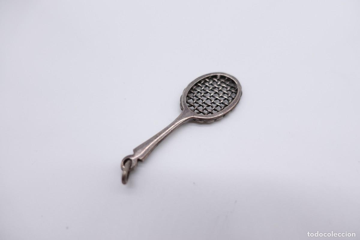 Antiques: COLGANTE RAQUETA DE TENIS EN PLATA DE LEY TENISTA DEPORTES