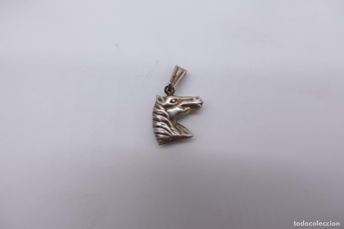 Antiques: COLGANTE DE PLATA LEY EN FORMA DE CABEZA DE CABALLO HIPICA DEPORTES