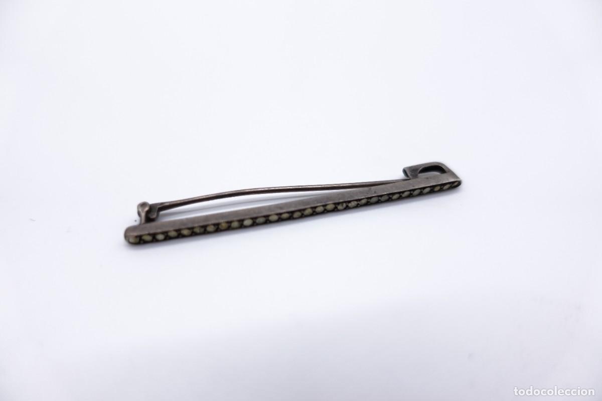 Oggetti Antichi: BROCHE BARRA VINTAGE EN PLATA CON APLIQUES DE MARCASITAS