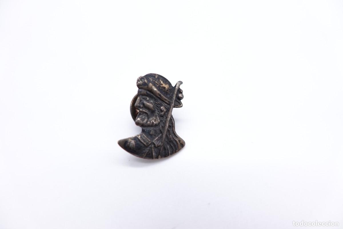 Oggetti Antichi: PIN INSIGNIA VINTAGE EN PLATA BUSTO DE MILITAR O EXPLORADOR CON P&Aacute;TINA OSCURA