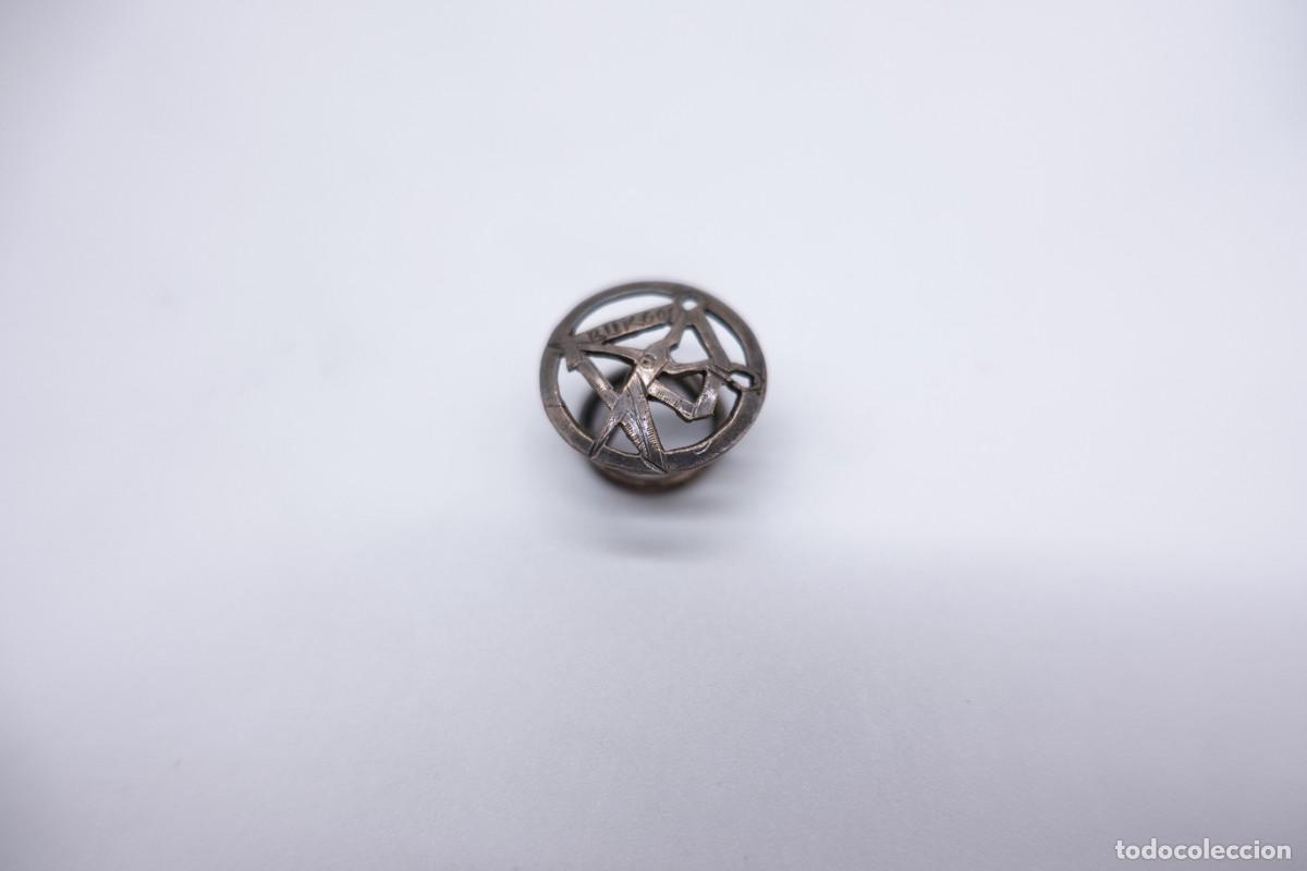 Oggetti Antichi: PIN INSIGNIA EN PLATA CON ESCUDO COMPAS Y REGLA BURGOS