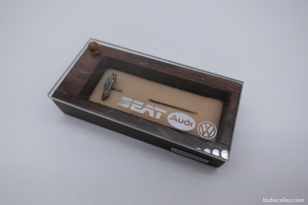 Oggetti Antichi: ALFILER PIN DE SOLAPA SEAT AUDI VOLKSWAGEN EN PLATA DE LEY EN SU ESTUCHE DE MADERA