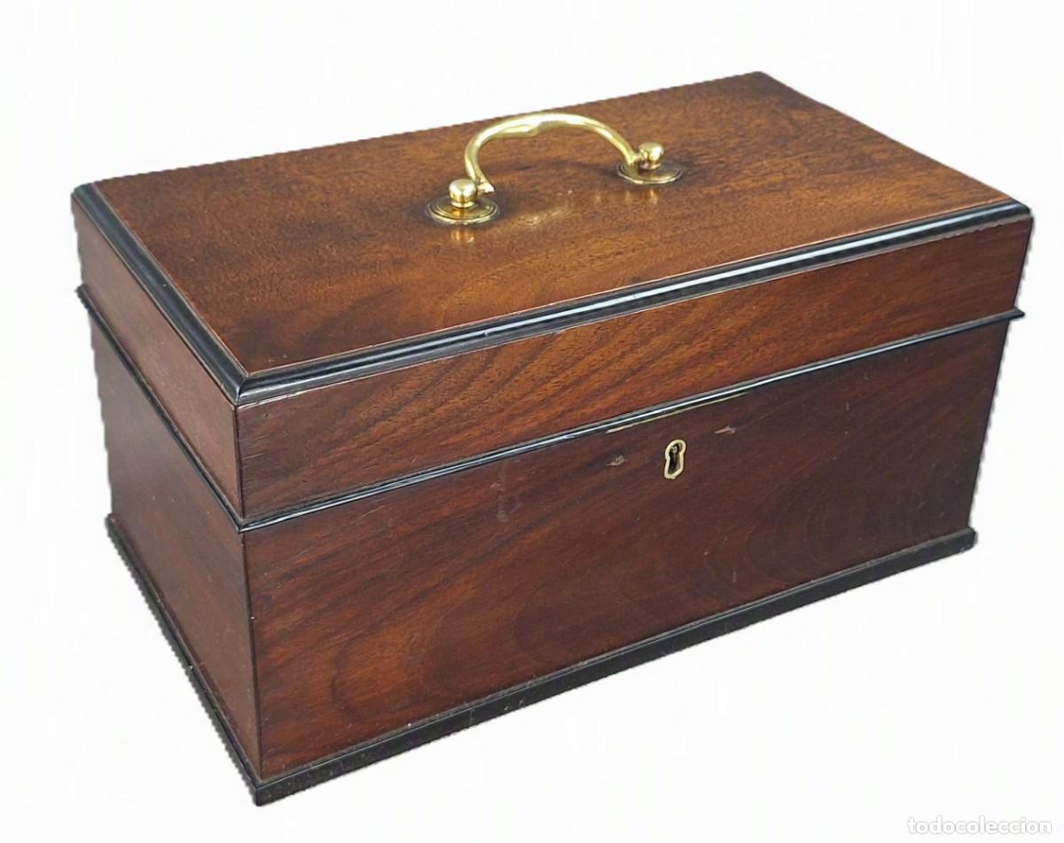 Antig&uuml;edades: Caja. Madera caoba. &Eacute;poca Jorge IV. Inglaterra. Finales siglo XVIII. 14 cm alt x 27,5 cm x 15,3 cm